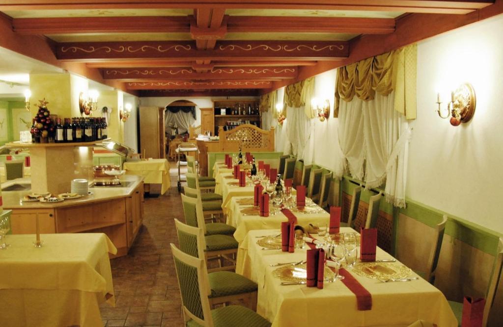 Reštaurácia alebo iné gastronomické zariadenie v ubytovaní Dolasilla Park Hotel