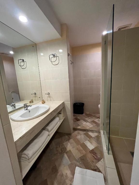 Koupelna v ubytování Coco Grande Hotel