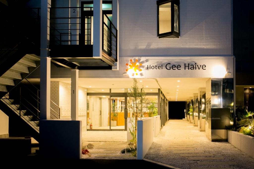 ein Gebäude mit einem Schild, auf dem das Hotel in der Unterkunft Hotel Gee Haive in Mishima