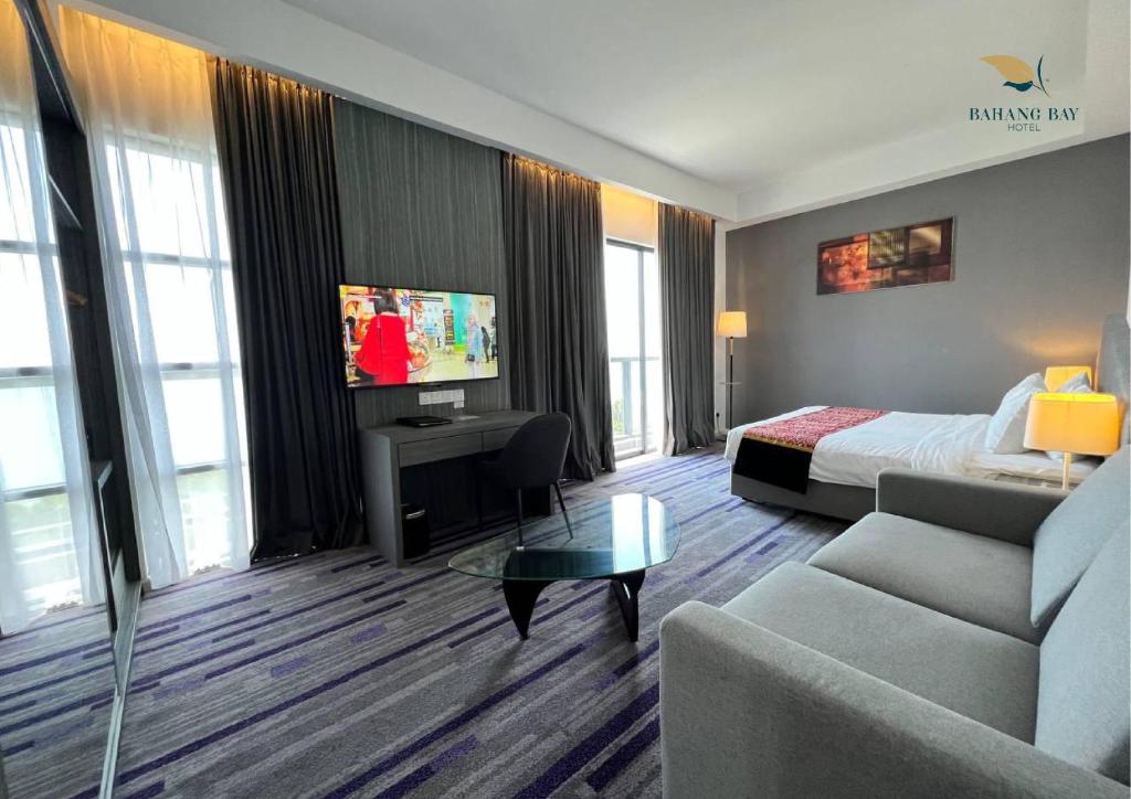 TV a/nebo společenská místnost v ubytování Bahang Bay Hotel