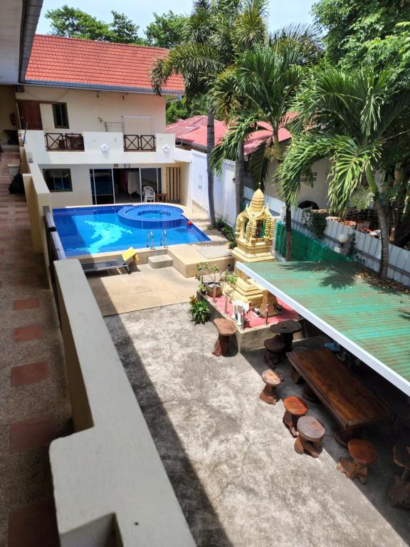 una vista aérea de una casa con piscina en Happy Valley Pattaya, en Jomtien Beach