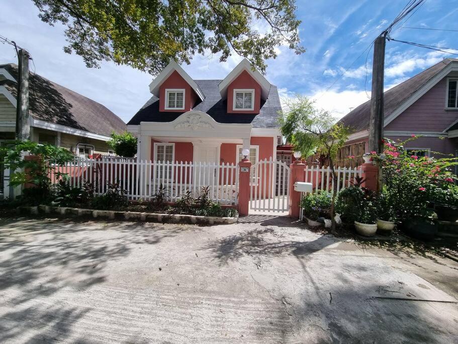 een rood-wit huis met een wit hek bij #30 Bel Air House by Red Door House Rental in Santa Rosa
