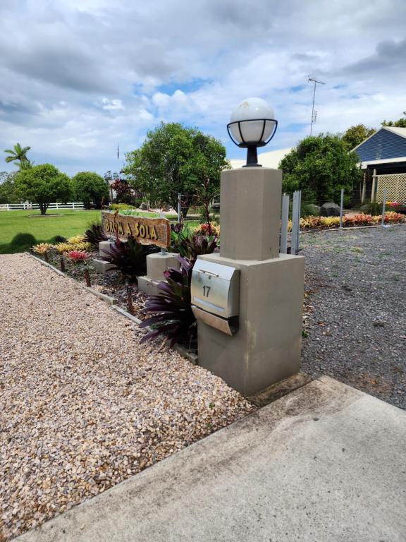 una luz de la calle sentada al costado de una carretera en Brom Cottage en Mooloolah