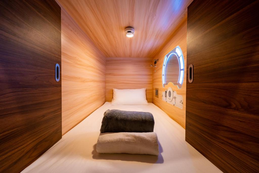 Postel nebo postele na pokoji v ubytování Jpod Capsule Hotel