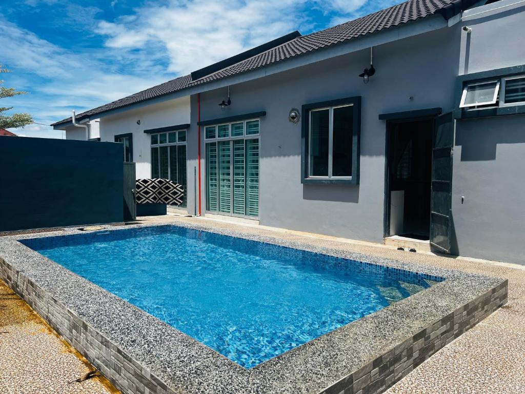 uma piscina em frente a uma casa em Villa Pool Kepala Batas em Kampong Hilir