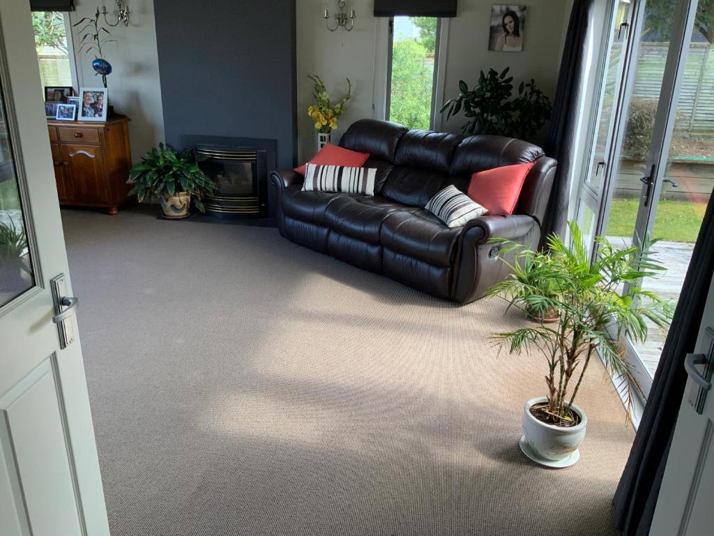 Large stand alone home with two living areas. - Resim 10