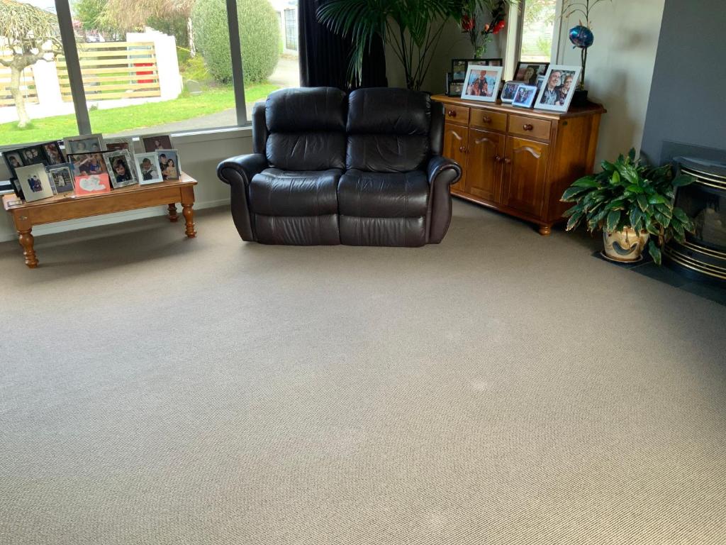 Large stand alone home with two living areas. - Resim 11