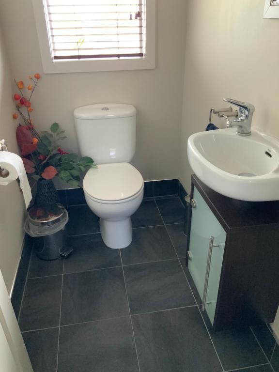 Large stand alone home with two living areas. - Resim 13