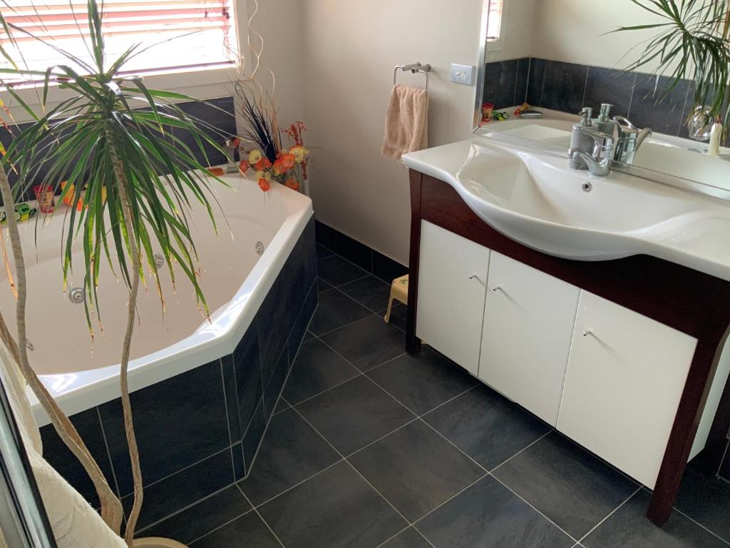 Large stand alone home with two living areas. - Resim 8