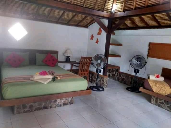 Postel nebo postele na pokoji v ubytování Gili Hideaway