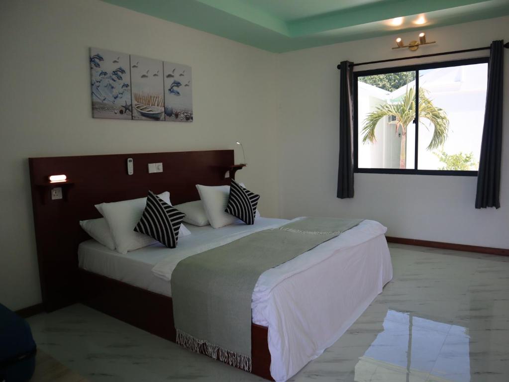 Postel nebo postele na pokoji v ubytování Clouds Beach Retreat Laamu Gan