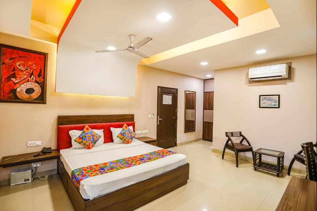um quarto com uma cama grande num quarto em FabHotel Pine Tree em Noida