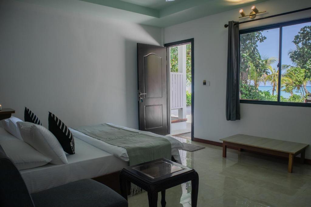 Posezení v ubytování Clouds Beach Retreat Laamu Gan