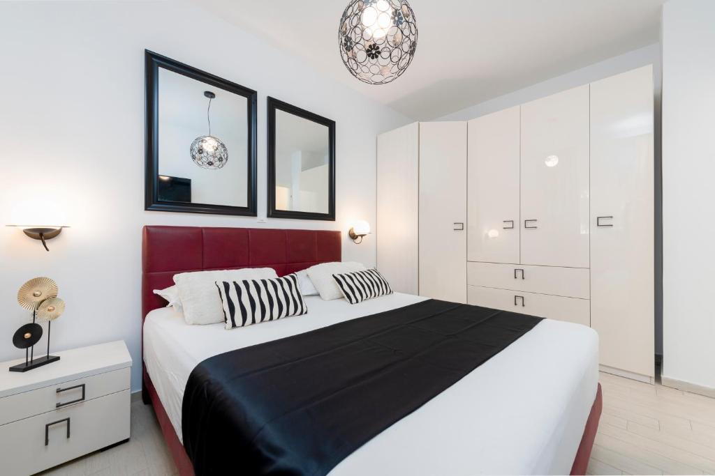 Postel nebo postele na pokoji v ubytování New Deluxe jacuzzi apartment Ana