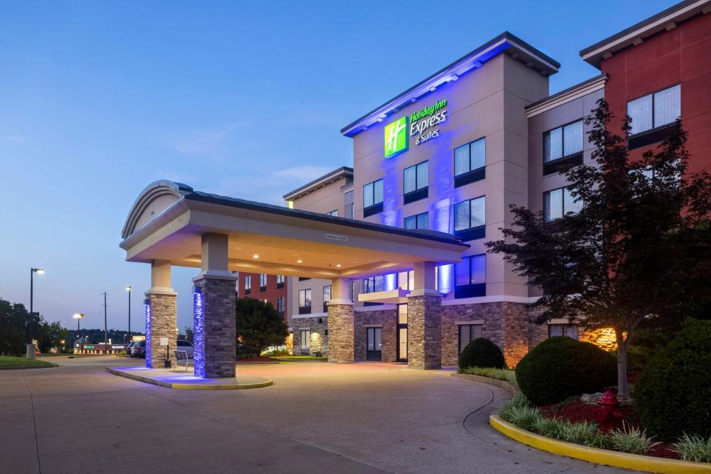 un hotel con una gasolinera delante en Holiday Inn Express Hotel & Suites Festus-South St. Louis, an IHG Hotel, en Festus