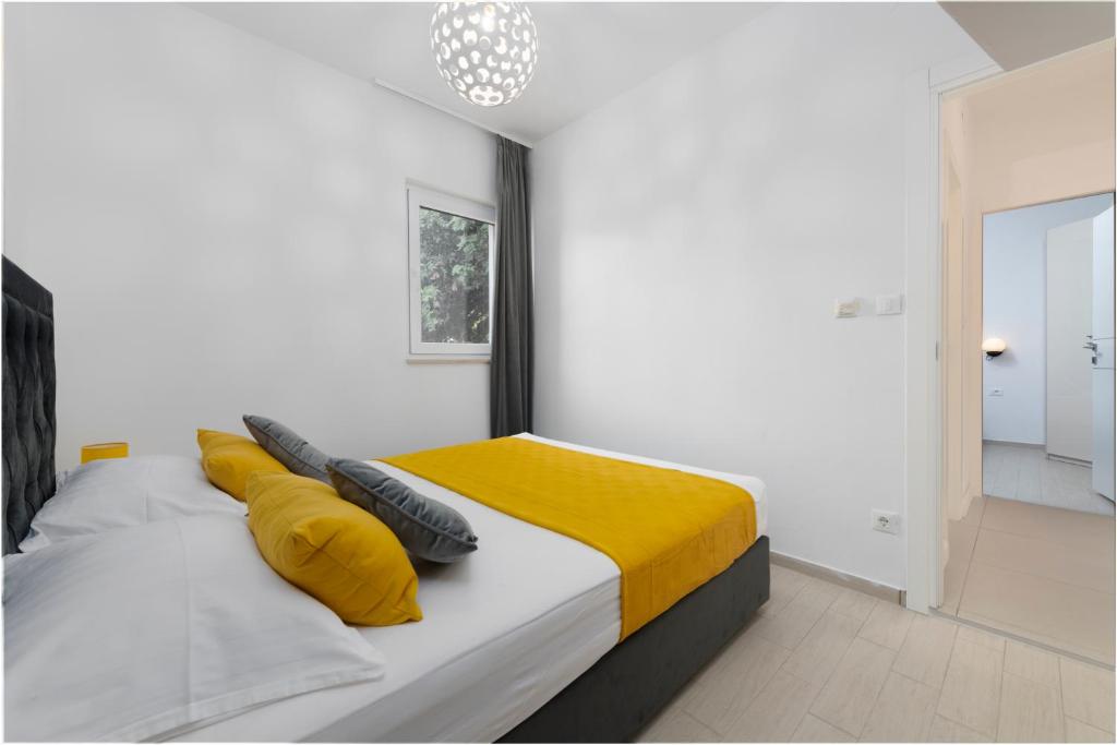 Postel nebo postele na pokoji v ubytování New Deluxe jacuzzi apartment Ana
