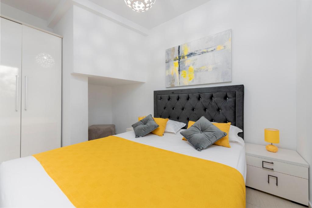 Postel nebo postele na pokoji v ubytování New Deluxe jacuzzi apartment Ana