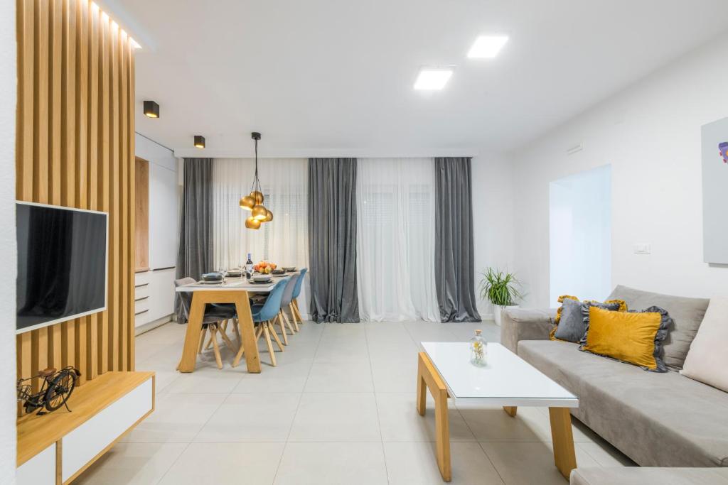 TV a/nebo společenská místnost v ubytování New Deluxe jacuzzi apartment Ana