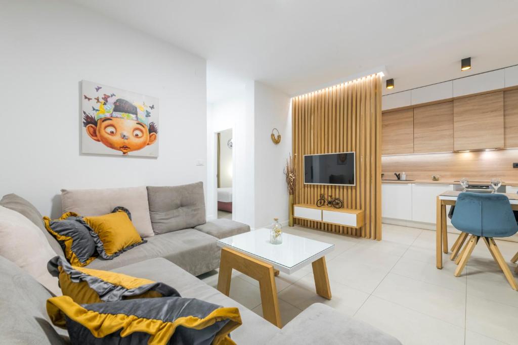 TV a/nebo společenská místnost v ubytování New Deluxe jacuzzi apartment Ana