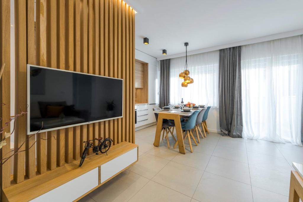 TV a/nebo společenská místnost v ubytování New Deluxe jacuzzi apartment Ana