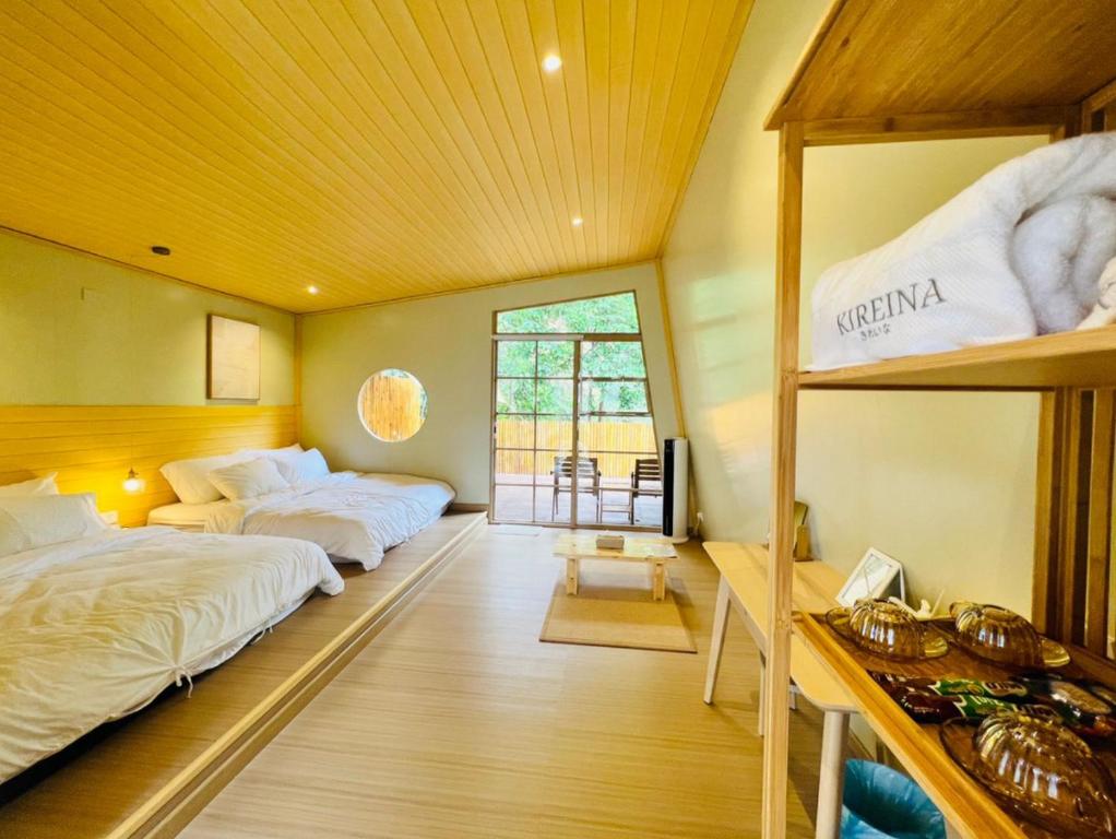 雲頂高原的住宿－Kireina Genting Villa，带阳台的客房内的两张双层床