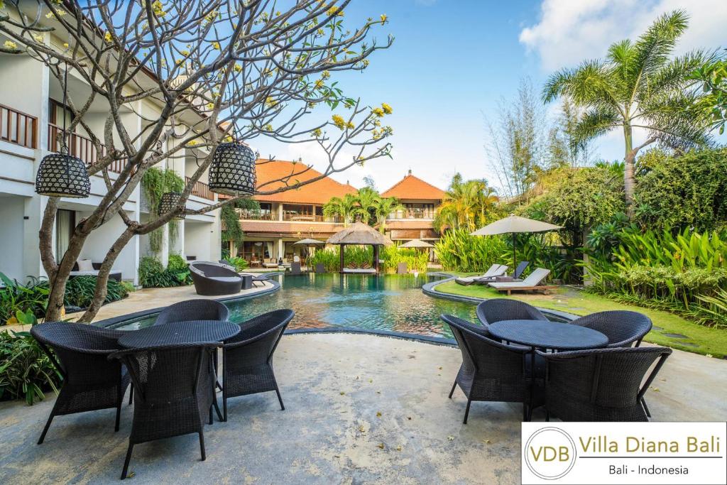 z widokiem na willę z krzesłami i basenem w obiekcie Villa Diana Bali 16 Bedrooms w mieście Seminyak
