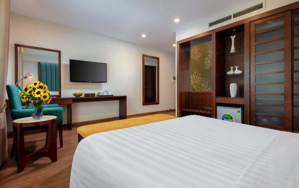 TV a/nebo společenská místnost v ubytování Skylark Hotel