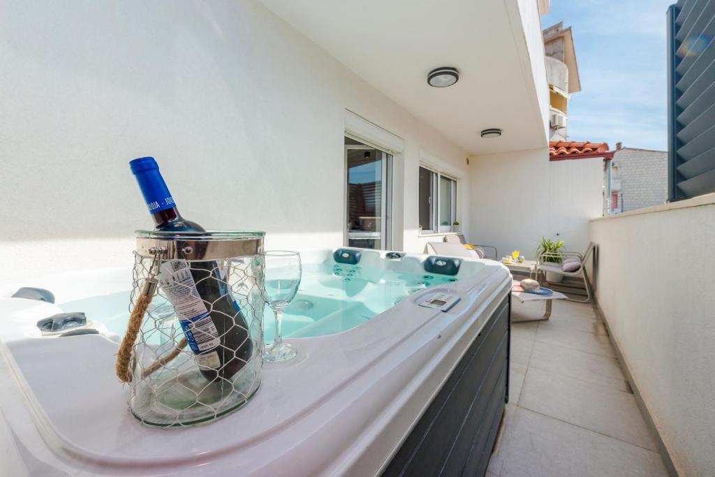 Balkón nebo terasa v ubytování New Deluxe jacuzzi apartment Ana