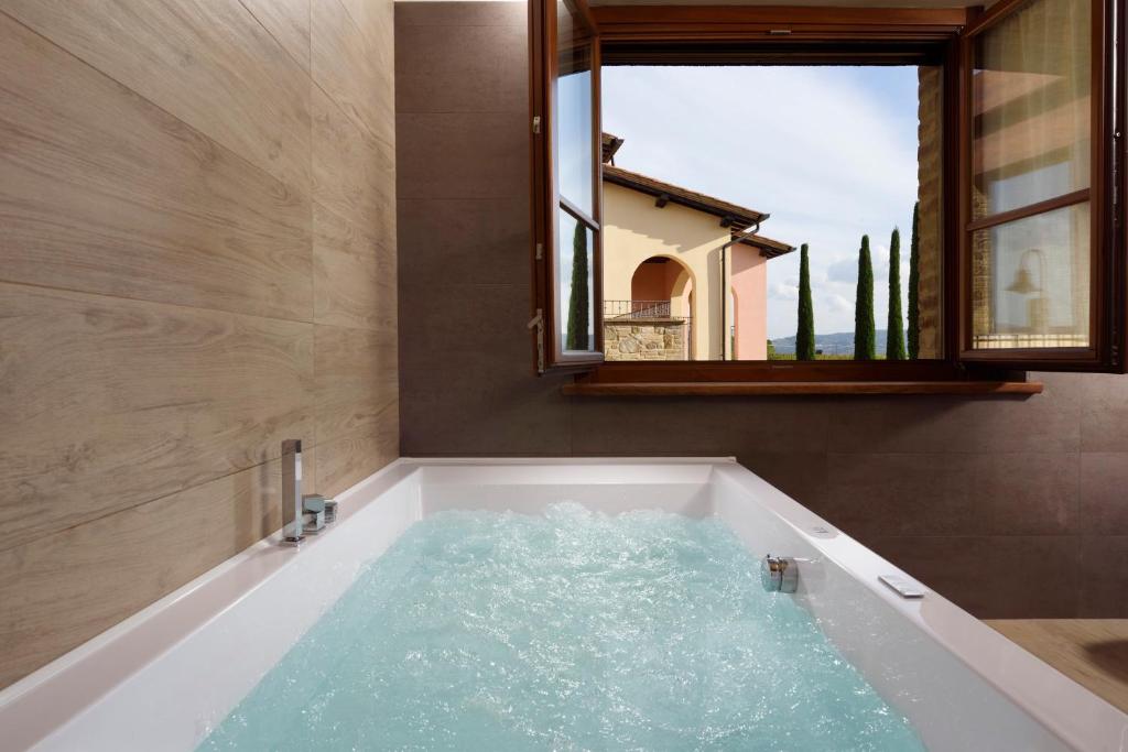 Bazén v ubytování Borgobrufa Spa Resort Adults Only nebo v jeho okolí