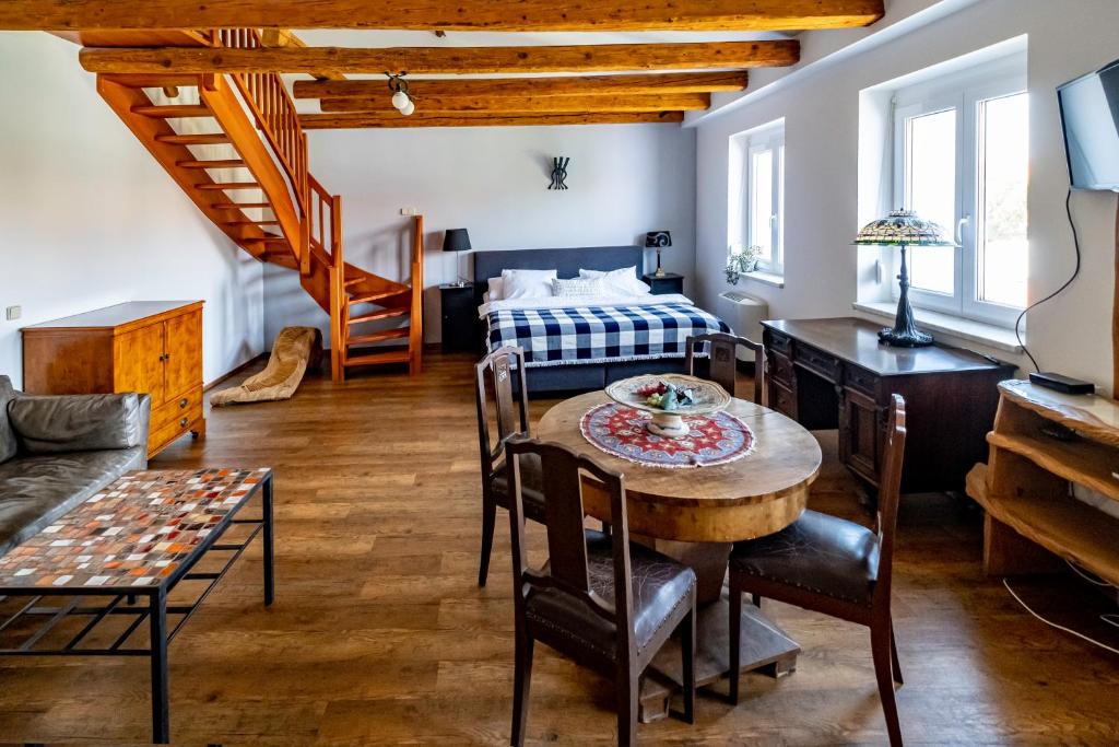 ein Wohnzimmer mit einem Tisch und einem Bett in der Unterkunft Apartmány Gulliver in Mikulov