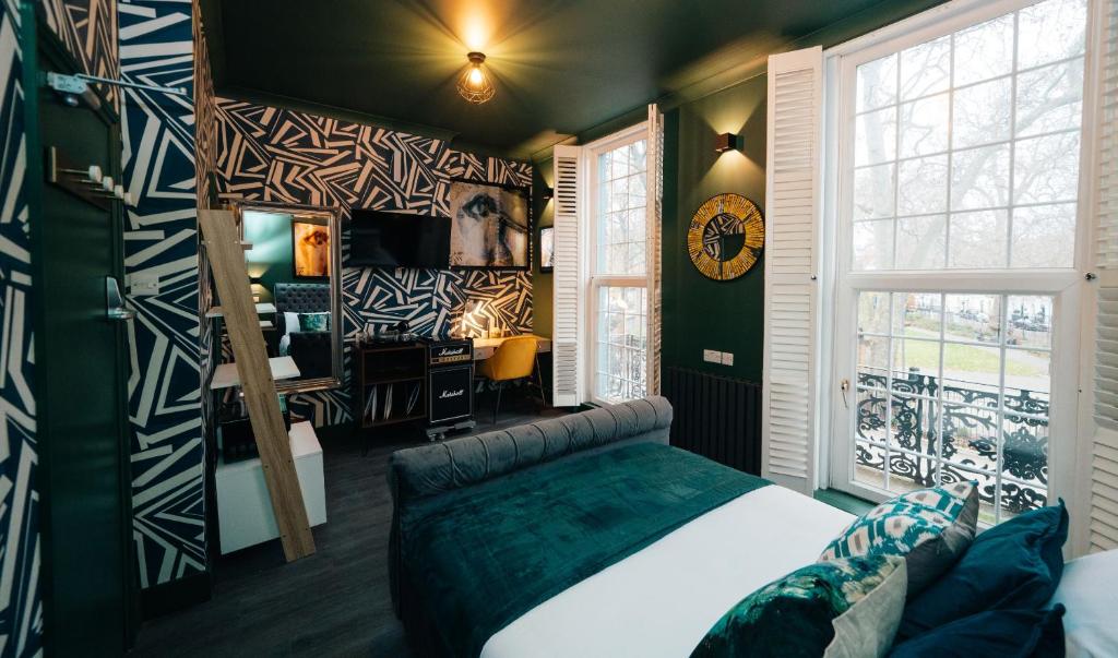 倫敦的住宿－The Rokxy Townhouse - Kings Cross，一间卧室设有一张床和一个大窗户