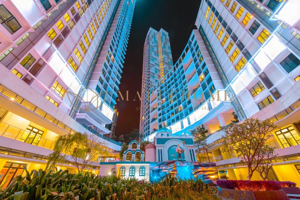 um grupo de edifícios altos em uma cidade à noite em i-City Premier Suites Shah Alam em Shah Alam