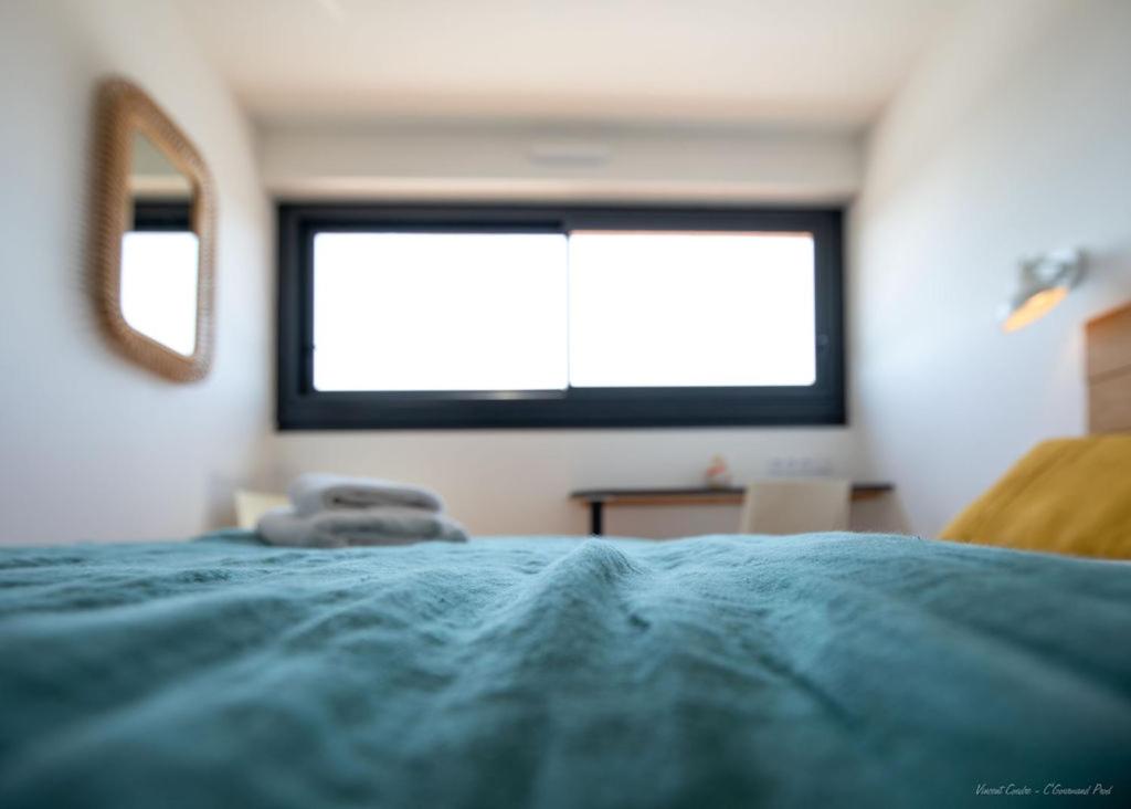 Una cama o camas en una habitación de Logis Hôtels - Le Bellaroc - Hôtel 2 étoiles et Restaurant