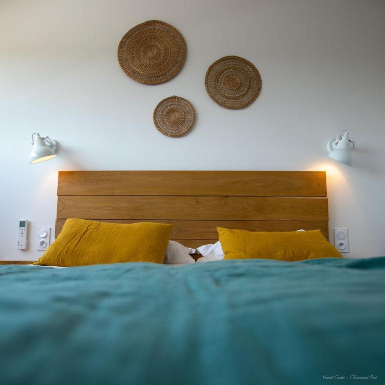 Una cama o camas en una habitación de Logis Hôtels - Le Bellaroc - Hôtel 2 étoiles et Restaurant