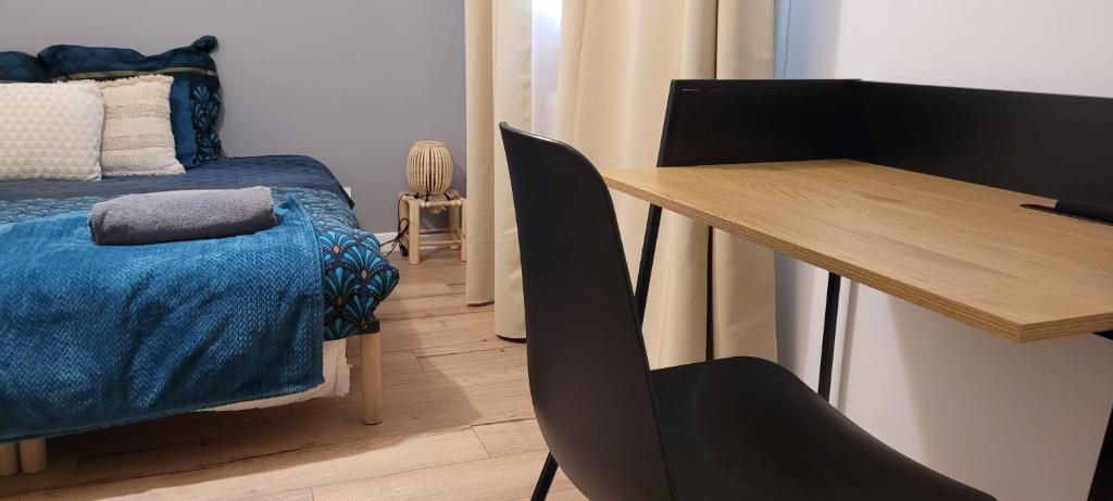 Televízia a/alebo spoločenská miestnosť v ubytovaní AMJA Proche clinique Saint-Roch apt 3 chambres 3 salles de bain parking gratuit idéal famille groupe coworking 10 min centre ville 10 min plage 5 min sortie autoroute