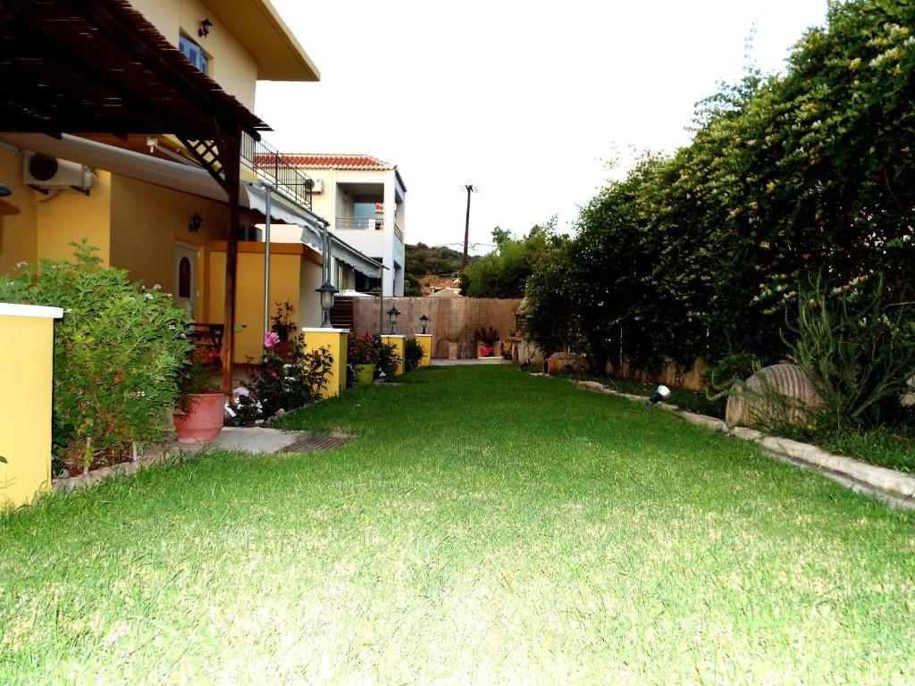 a yard of a house with a green lawn at Heliofili in Finikounta