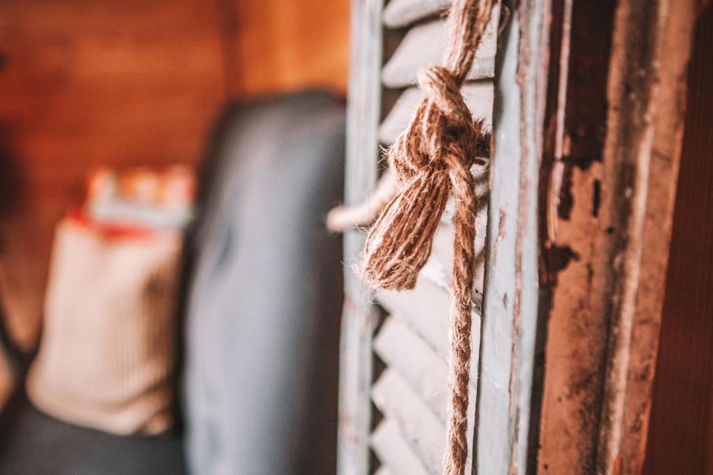 una corda legata a un muro in una stanza di CRASH'NSTAY - The Silo Bungalow a Sprang-Capelle