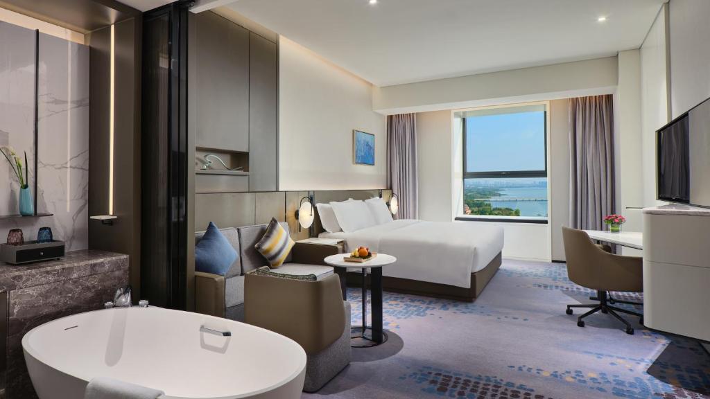 Postel nebo postele na pokoji v ubytování Crowne Plaza Wuhan Development Zone by IHG