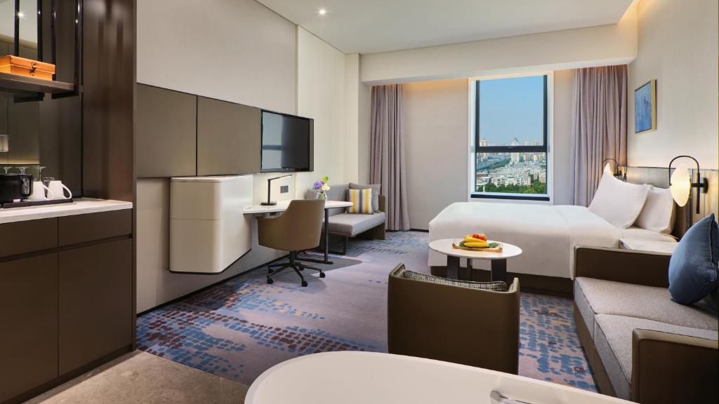 Posezení v ubytování Crowne Plaza Wuhan Development Zone by IHG