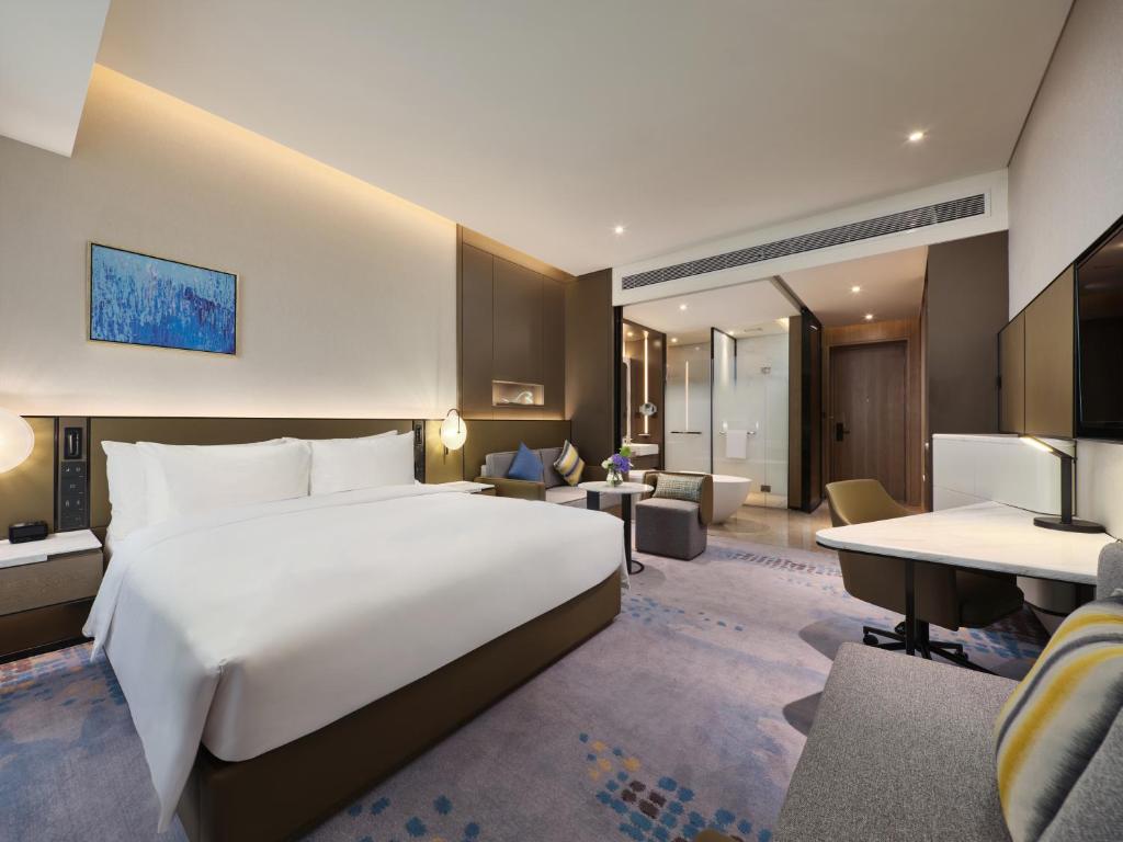 Postel nebo postele na pokoji v ubytování Crowne Plaza Wuhan Development Zone by IHG