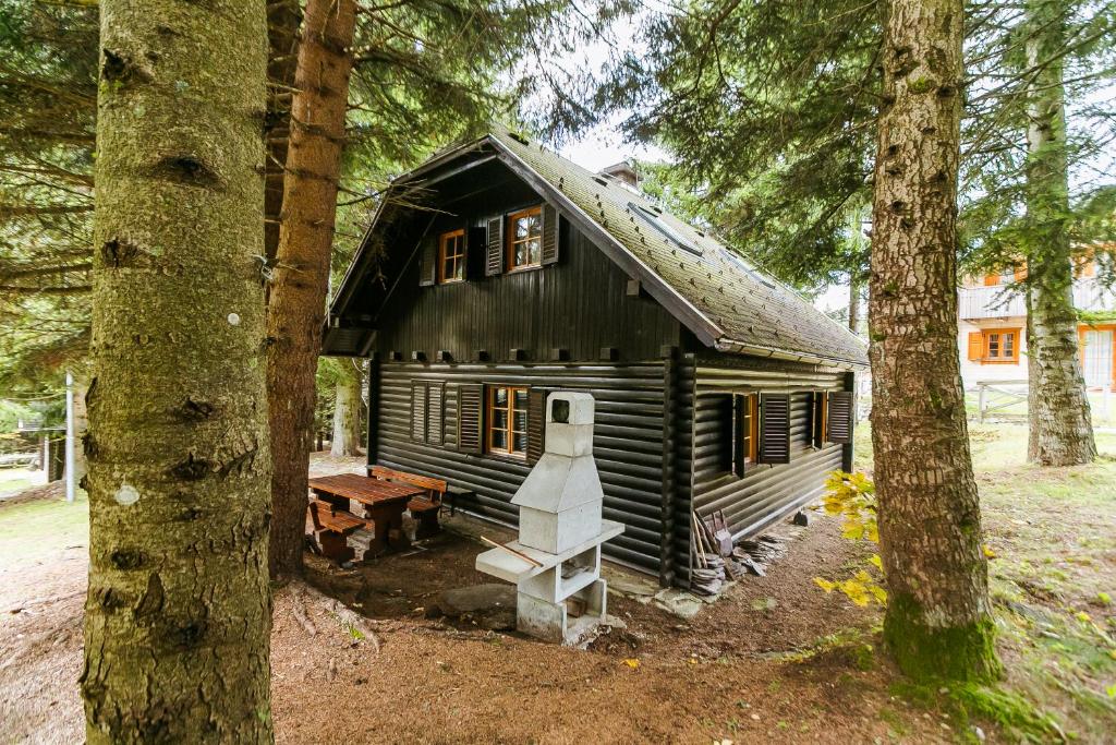 eine kleine Holzhütte inmitten von Bäumen in der Unterkunft Chalet Liza & Rozi in Zgornja Ložnica
