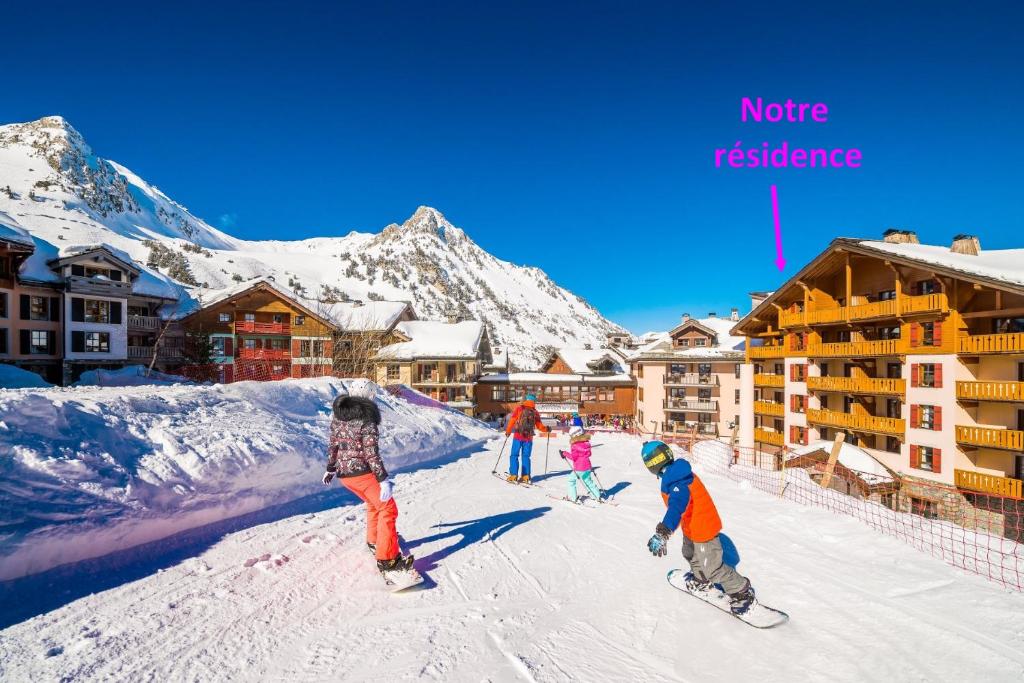 een groep mensen op ski's in de sneeuw bij een resort bij ALPS les ARCS 1950 Prince des Cimes, ski-in out,swimming pool, sauna, shoes dryer in Bourg-Saint-Maurice