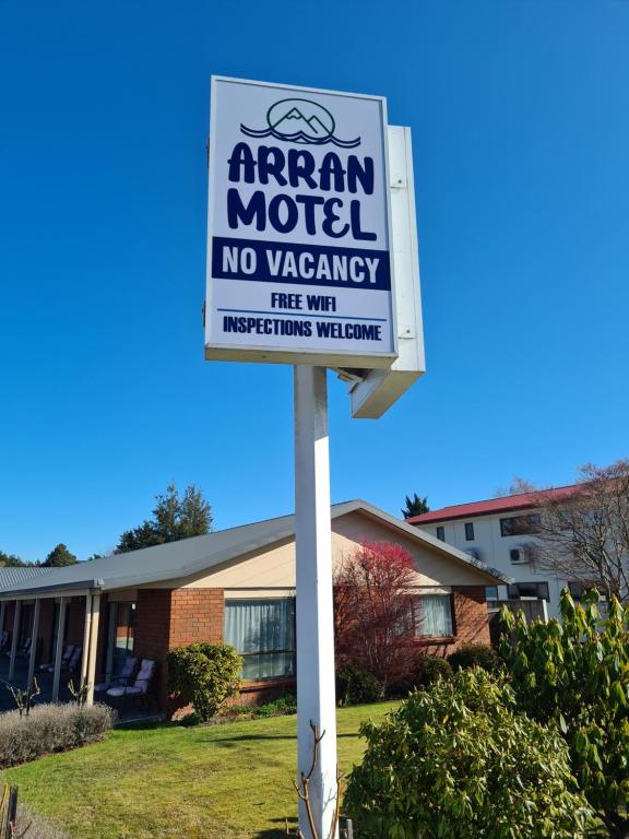 a sign for an amm model no vacancy at Arran Motel in Te Anau
