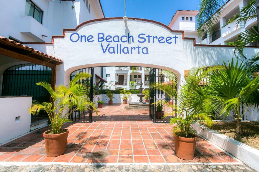 プエルト・バジャルタにあるOne Beach Street Puerto Vallartaのビーチストリートヴィラへの入り口