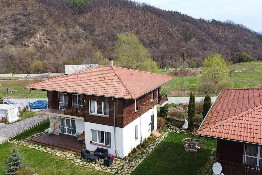 una vista aérea de una casa con techo rojo en Вила Ибър в Комплекс Къщетата, en Raduil