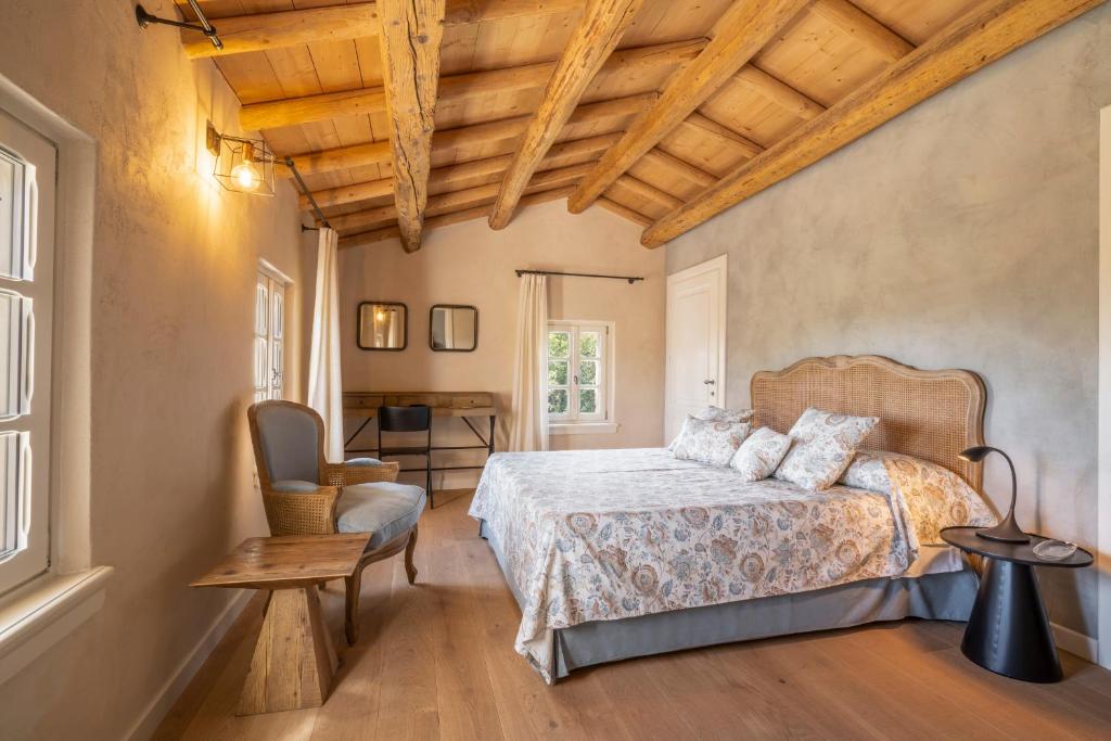 - une chambre avec un lit et un plafond en bois dans l'établissement Agriturismo Monte Bisson, à Soave