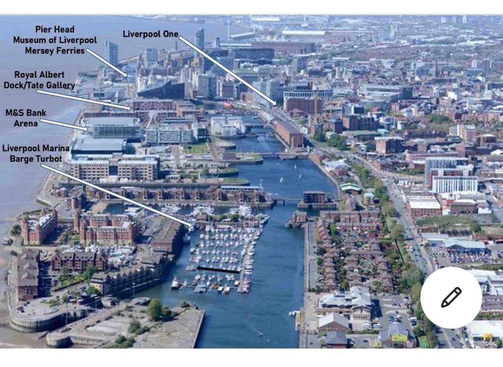 una vista aérea de un río y una ciudad en Super Size Static Duplex Barge 3 double bedrooms plus 3 triple bedrooms all with modern en-suites en Liverpool