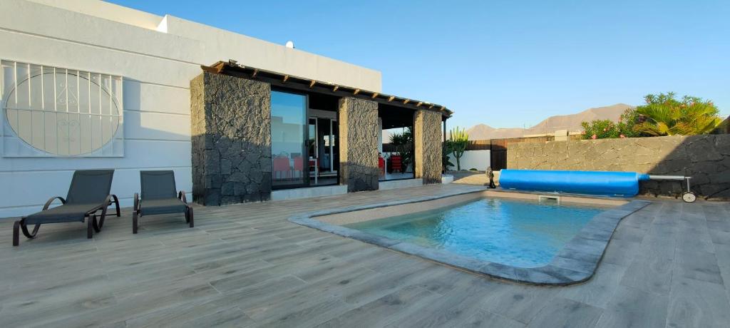 The swimming pool at or close to Villa Fedelian 2 Playa Blanca