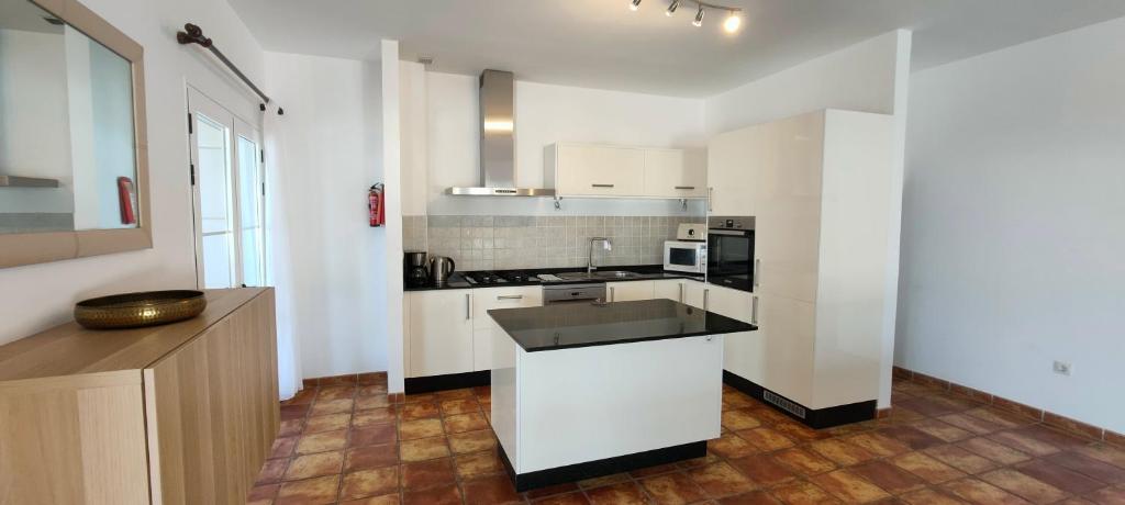 A kitchen or kitchenette at Villa Fedelian 2 Playa Blanca