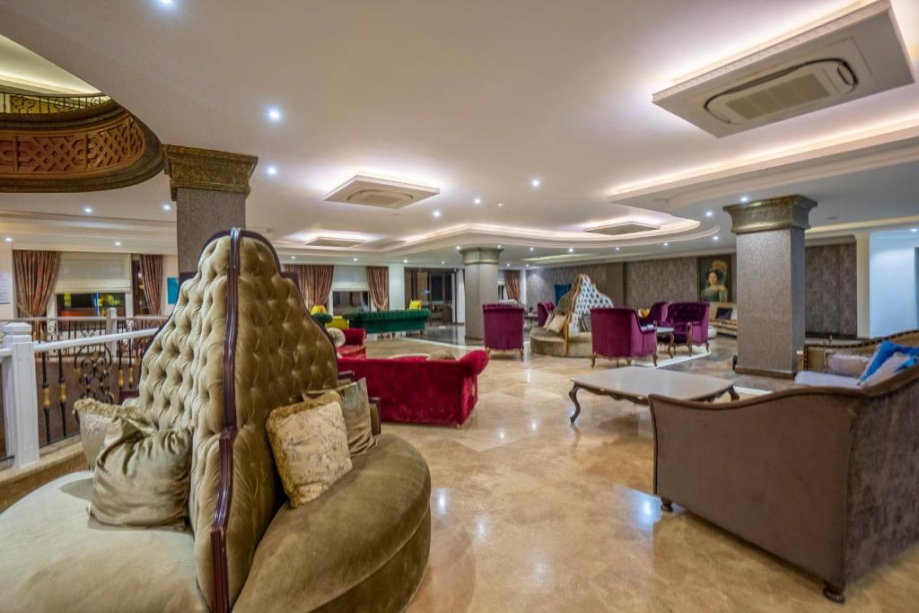 Posezení v ubytování Azka Hotel